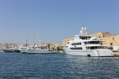 La Valetta 'daki eski limanda yatlar demirliyor.