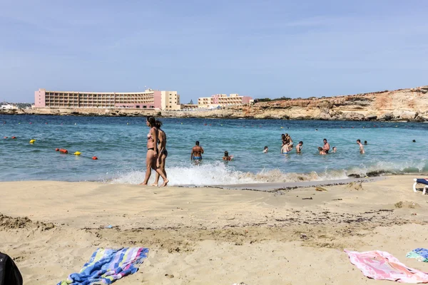 Lidé si užívají čisté pláže v rajské zátoce Lido v Valettě — Stock fotografie