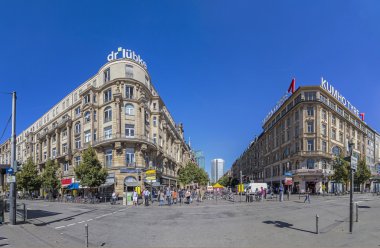 Kaiserstrasse Frankfurt önünde insanlar tren istasyonu