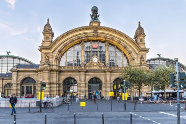 insanlar geliyor ve Frankfurt tren istasyonunda yola
