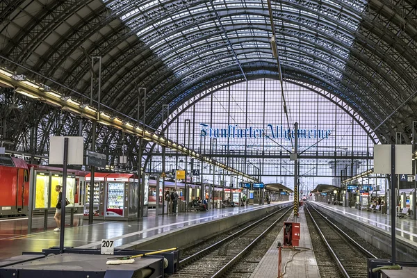 Pessoas chegam e partem na estação de trem de Frankfurt — Fotografia de Stock