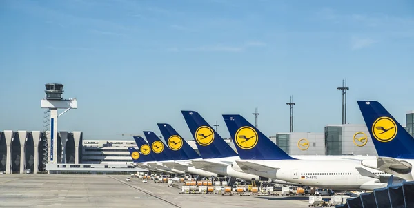 Aeronaves de la compañía Lufthansa en el Frankfurt International — Foto de Stock