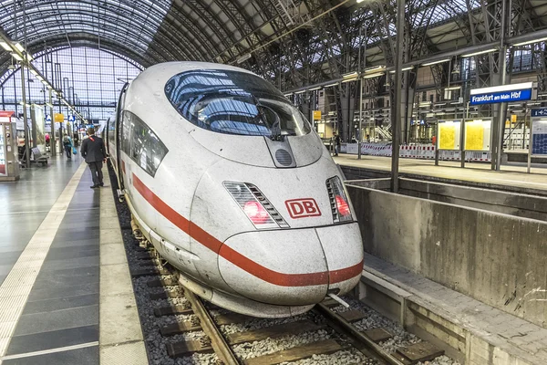 An- und Abreise am Frankfurter Bahnhof — Stockfoto