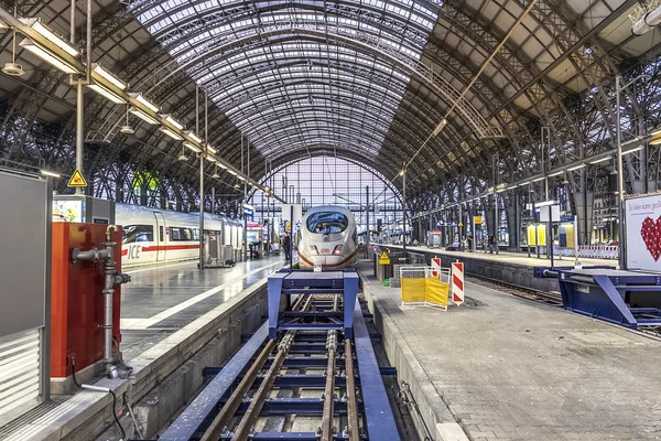 Personas llegan y salen a la estación de tren de Frankfurt —  Fotos de Stock