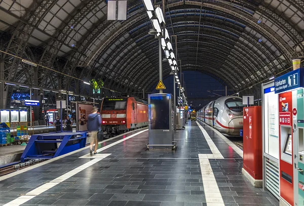 Personas llegan y salen a la estación de tren de Frankfurt —  Fotos de Stock