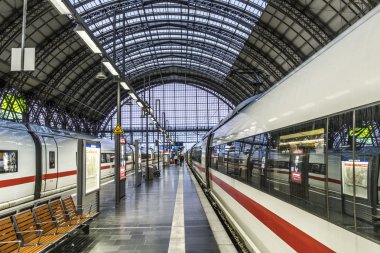 insanlar geliyor ve Frankfurt tren istasyonunda yola