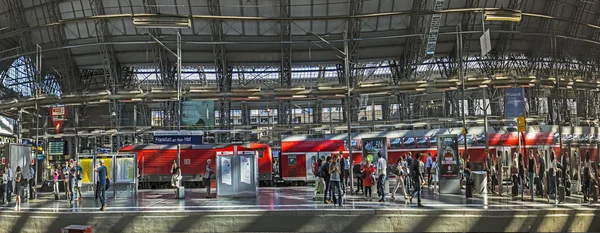 An- und Abreise am Frankfurter Bahnhof — Stockfoto