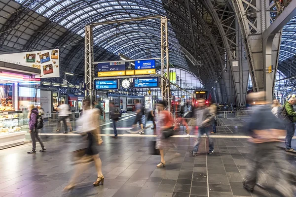 Persone arrivano e partono alla stazione ferroviaria di Francoforte — Foto Stock