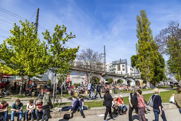 People enjoy the summer at the spree promenade — Stock Photo, Image