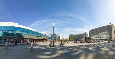 Berlin alexanderplatz kalabalık insan