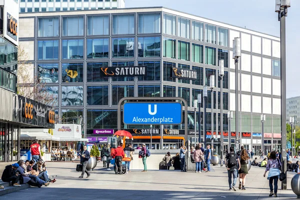 Multitud en la Alexanderplatz de Berlín — Foto de Stock