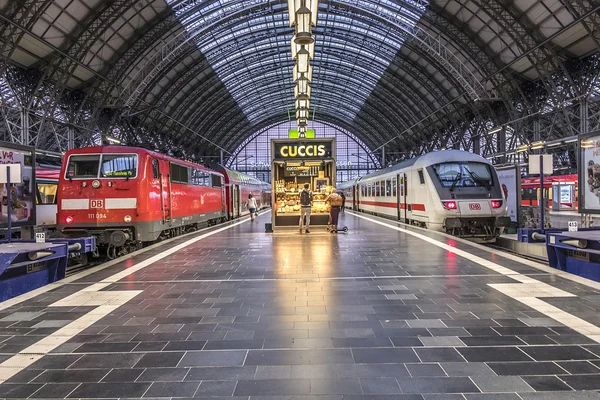 Persone arrivano e partono alla stazione ferroviaria di Francoforte — Foto Stock