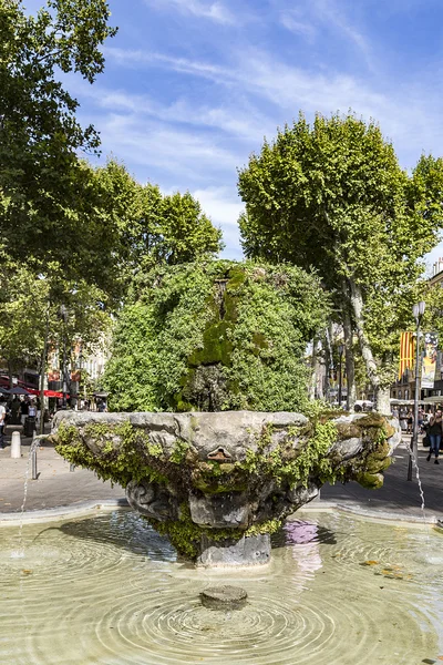 Dokuz fontain Aix en Provence, savaş topu — Stok fotoğraf