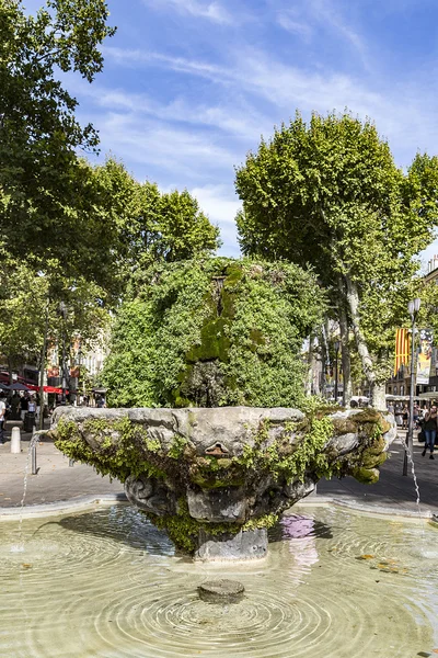 Neun Kanonenbrunnen in aix en provence — Stockfoto