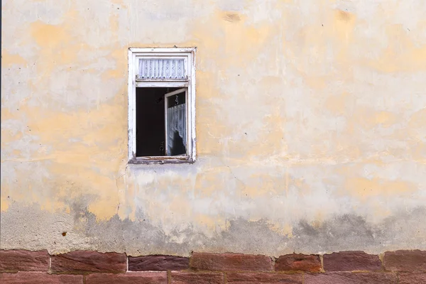 Vieille fenêtre ouverte dans une maison abandonnée — Photo