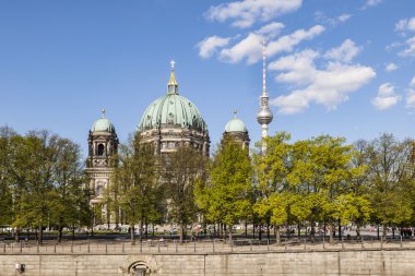 Berlin kubbe ile spree Nehri görüntülemek 
