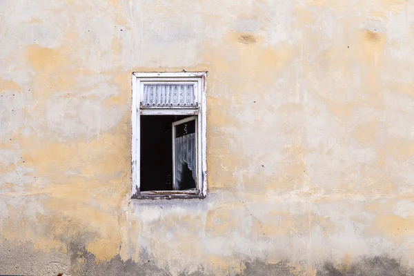 Vieille fenêtre ouverte dans une maison abandonnée — Photo