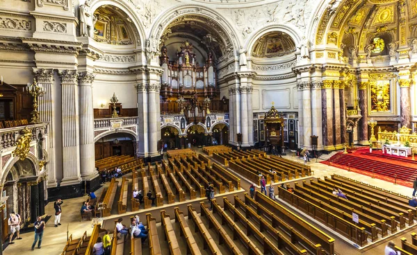 Pessoas visitam o Berliner Dom de dentro — Fotografia de Stock