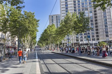 Marsilya'daki şehir tramvay insanlar bekleyin