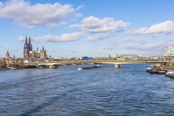 Köln skyline med kupol och bro — Stockfoto