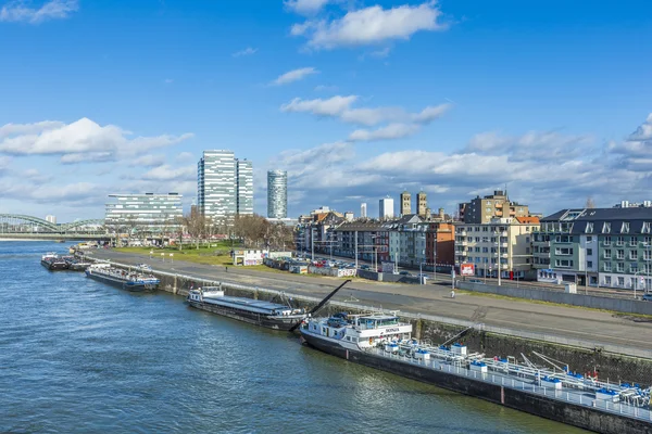 Kölner Skyline mit Schiffen am Pier — Stockfoto