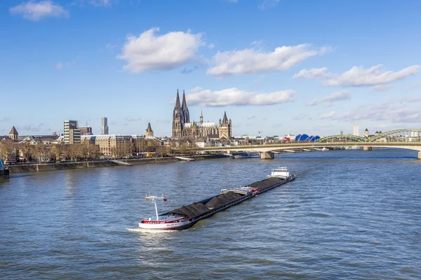 Cologne skyline avec dôme et pont et bateau sur le Rhin — Photo