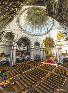 insanlar üzerinden Berliner Dom içinde ziyaret