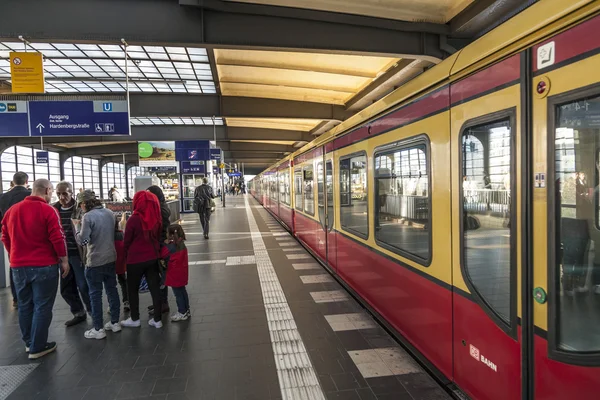 Pessoas se apressam na estação de trem Friedrichstrasse em Berlim — Fotografia de Stock