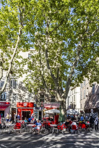 Persone a piedi nella città di Marsiglia — Foto Stock