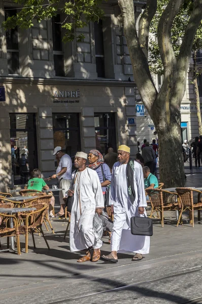 Människor vandrar i den staden i Marseille — Stockfoto