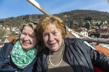 Anne ve kızı dönme dolap eğlenin