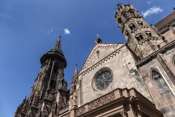Torre principal de la mundialmente famosa catedral de Friburgo Muenster, un mediev — Foto de Stock