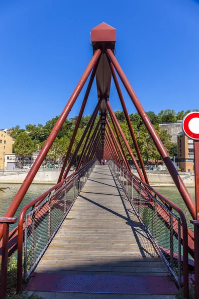 ソーヌ川、フランスのリヨンで赤歩道橋の眺め — ストック写真