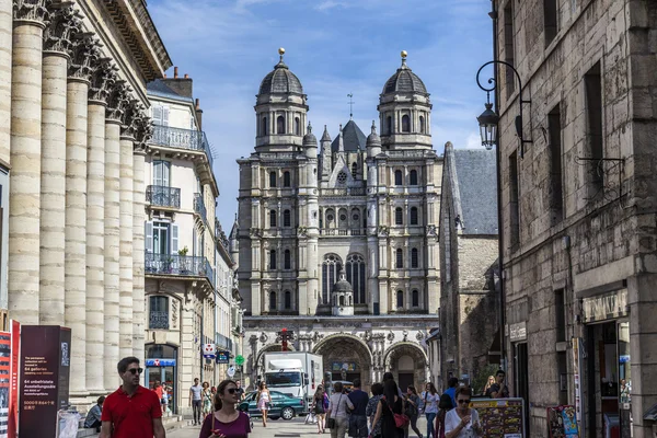 Lidé navštěvují kostel Saint-Michel v Dijonu — Stock fotografie