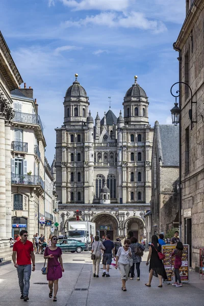 Människor besöker Saint-Michel kyrkan i Dijon — Stockfoto