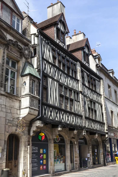 Antiguas casas de entramado de madera en Dijon, Francia — Foto de Stock