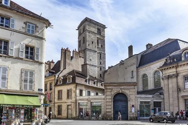 Place notre dame with characteristic houses and view to city hal — Stock Photo, Image