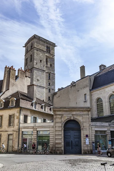 Place notre dame with characteristic houses and view to city hal — Stock Photo, Image