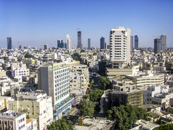 Nézd a régi tetők Tel-Aviv (Izrael) a modern épületek b — Stock Fotó
