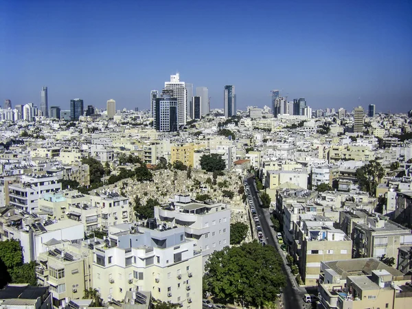 Nézd a régi tetők Tel-Aviv (Izrael) a modern épületek b — Stock Fotó