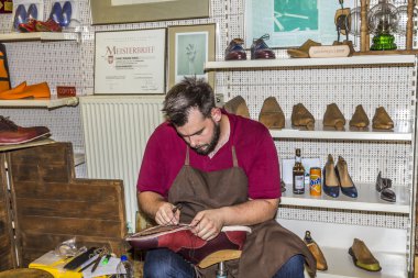 kunduracı dükkânının yıllık Bahnhofsviertel partide açar