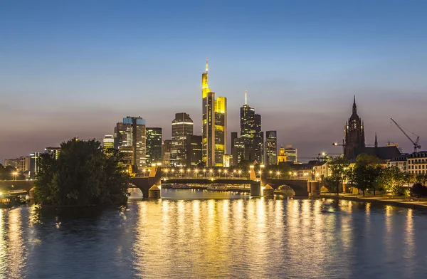 Skyline de Frankfurt, Alemanha à noite, o centro financeiro de — Fotografia de Stock
