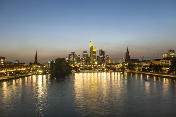 Skyline di Francoforte, Germania di notte, il centro finanziario di — Foto Stock