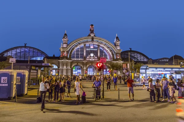 People enjoy the annual Bahnhofsviertel party in Frankfurt — Stock Photo, Image