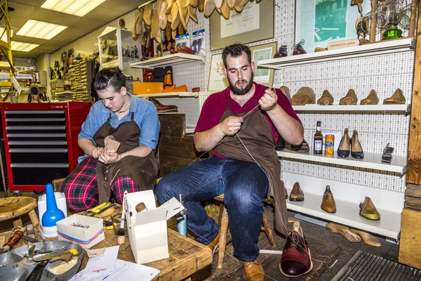 The shoemaker opens his shop at the annual Bahnhofsviertel party — Stock Photo, Image