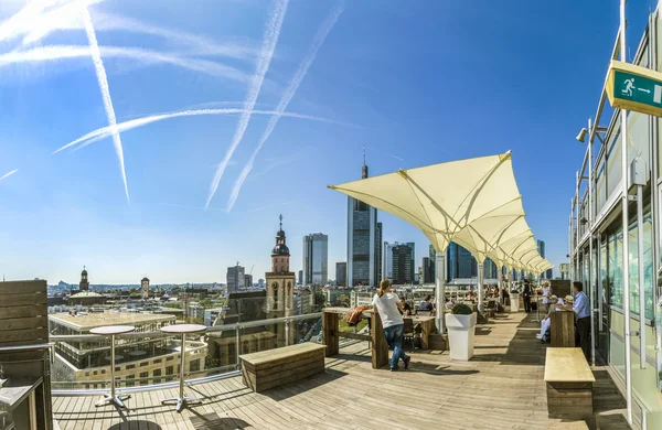 People enjoy the view from the panorama platform to the skyline — Stock Photo, Image