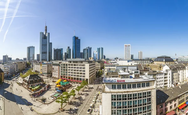 Zomer panorama van het financiële district in frankfurt, Duitsland — Stockfoto