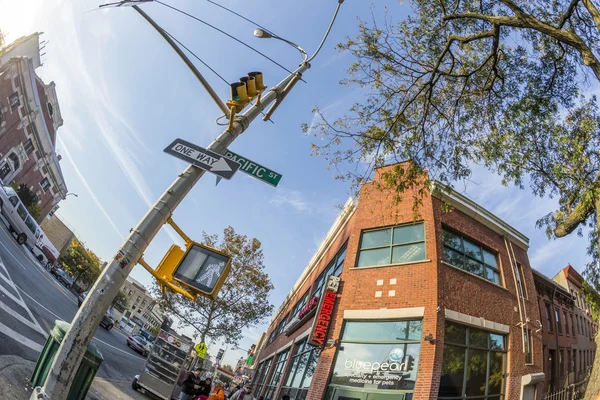 Typische straatbeeld met mensen in de vroege ochtend in New York, B — Stockfoto