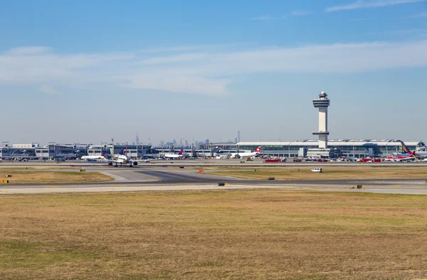 Empty runway at the airport — Stock Photo, Image