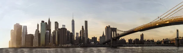 Brooklyn bridge uygulamasında Günbatımı ile New York Skyline — Stok fotoğraf